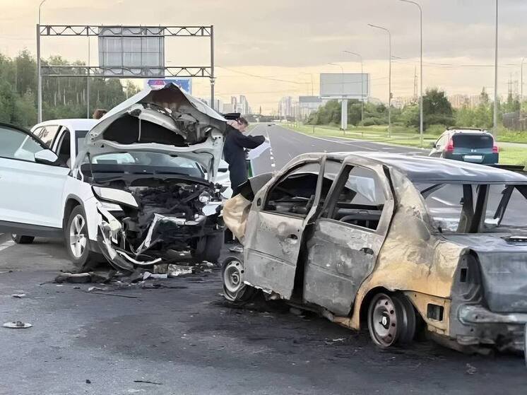 Один человек погиб в лобовом ДТП в Петербурге - Водитель «Рено Логан» скончался на месте до приезда скорой помощи.