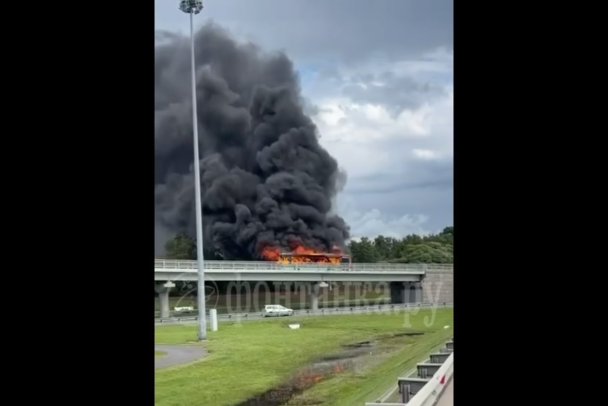 На Приморском шоссе вспыхнул пассажирский автобус - Водитель автобуса оперативно вывел пассажиров в безопасное место, вызвал МЧС и применил огнетушитель
