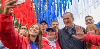 Александр Дрозденко обратился к ленинградцам по случаю Дня Государственного флага РФ