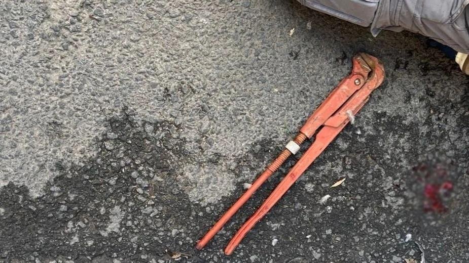 Сантехник с газовым ключом напал на сварщика в Петербурге - Двух мужчин задержали днем 20 августа в Центральном районе Санкт-Петербурга после драки из-за денег,