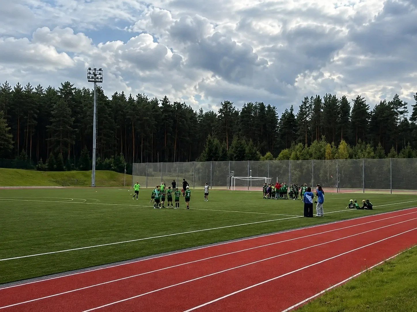 В Подпорожье открыли новый стадион с футбольным полем и трибунами - В Подпорожье на улице Парковой начал работать новый стадион.