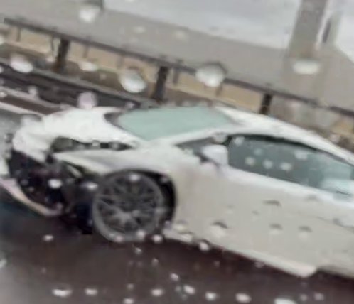 Спорткар за несколько десятков миллионов рублей разбился в Петербурге - ДТП произошло на ЗСД в пятницу.