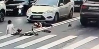 Школьник-самокатчик пострадал после наезда иномарки в Петербурге