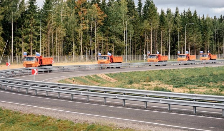 В Тосненском районе досрочно завершили строительство транспортной развязки на трассе М-11 - Движение по транспортной развязке на 593-м км трассы М-11 «Нева» официально запущено.