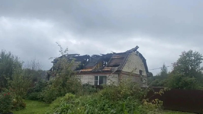 Подросток погиб при пожаре в Волосово. Пострадала девочка - По предварительным данным, подросток в возрасте 17 лет погиб 13 сентября при пожаре в жилом доме в г
