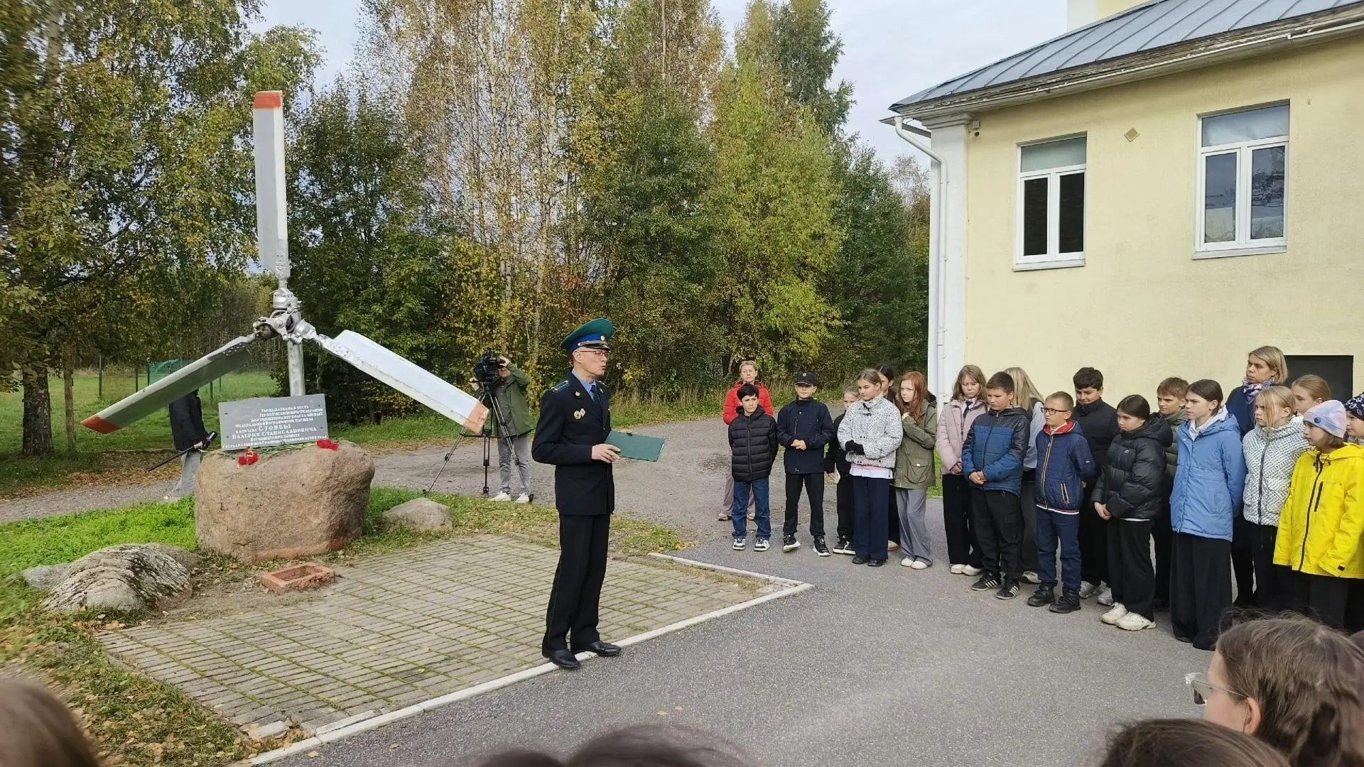 В Рахье почтили память Героя России Валерия Стовбы - В посёлке Рахья Ленинградской области прошёл траурный митинг в память о Герое России, капитане Валер