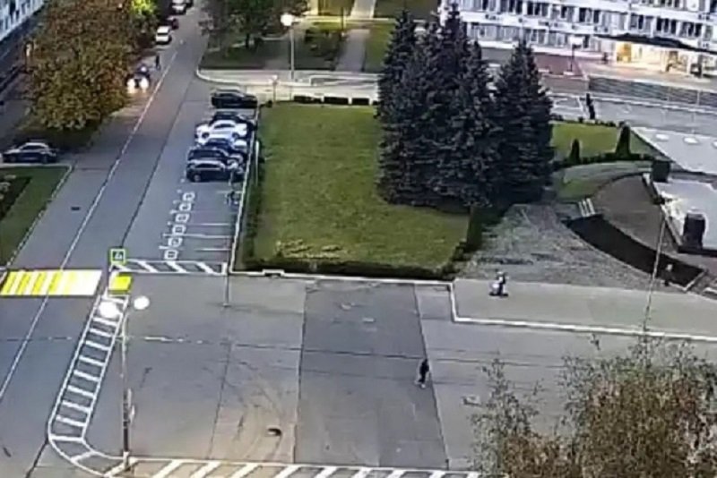 Самокатчик сбил мужчину и скрылся в Тихвинском районе - Вечером 18 сентября в четвертом микрорайоне Тихвина напротив районной администрации водитель самокат