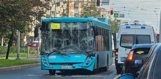 Четыре человека пострадали в ДТП с автобусом и КамАЗом в Петербурге