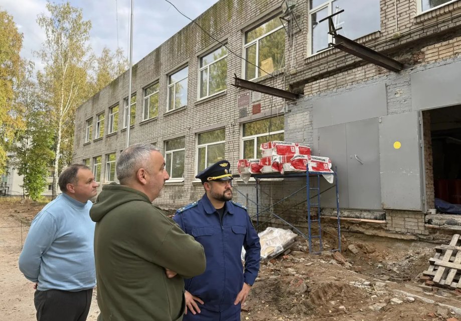 Прокуратура взяла на контроль реновацию школы №6 в Тихвине - Прокурор города провел выездное обследование объекта.