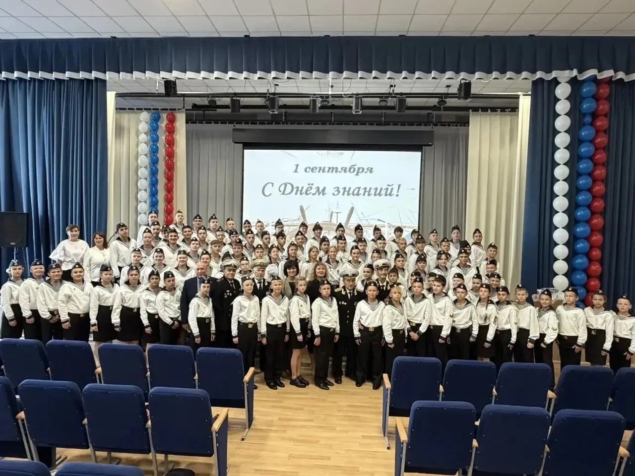 Делегация Морского совета посетила Шлиссельбургскую школу в День знаний - В День знаний Шлиссельбургскую школу №1, где действуют инженерные классы судостроительного профиля, 