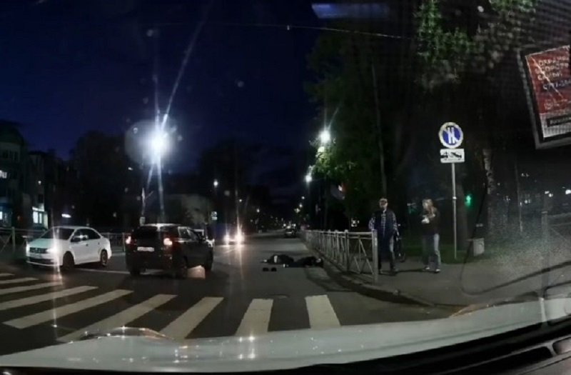 Двух девушек сбили на пешеходном переходе во Всеволожске - Двух девушек сбили вечером 5 сентября на пешеходном переходе во Всеволожске. По словам очевидцев, ДТ
