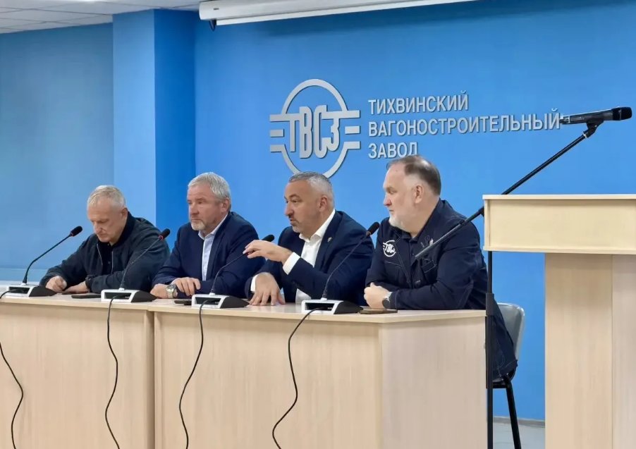 Депутат Госдумы Сергей Петров и вице-губернатор Ленобласти Денис Седов посетили Тихвин с рабочей поездкой - Они проинспектировали ход строительных работ, пообщались с трудовыми коллективами и открыли новый об