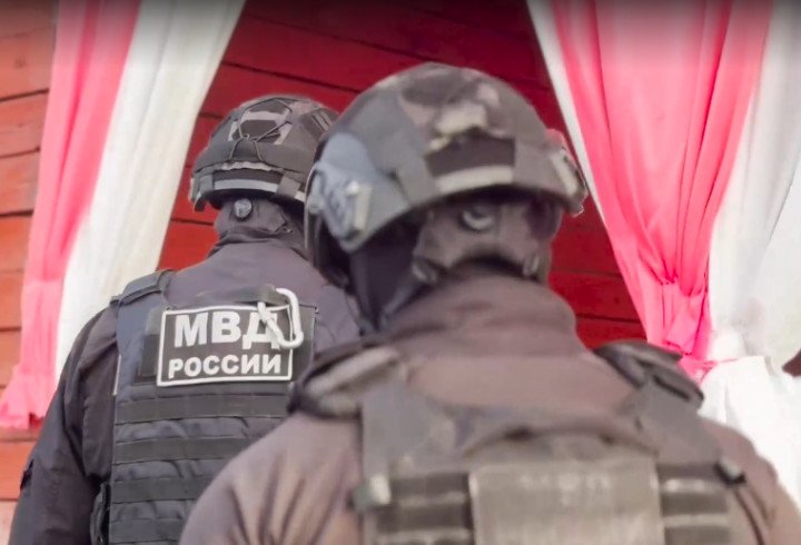 Полиция проверила 187 домов и 376 человек в деревне Верхние Осельки - 51 гражданина доставили в отделы полиции для дополнительной проверки.
