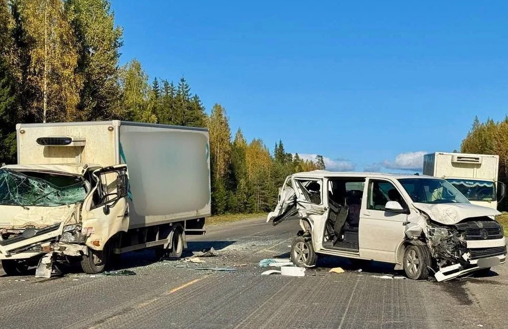 Семья из Петербурга пострадала в массовой аварии в Карелии - Всего в аварию попали четыре автомобиля.