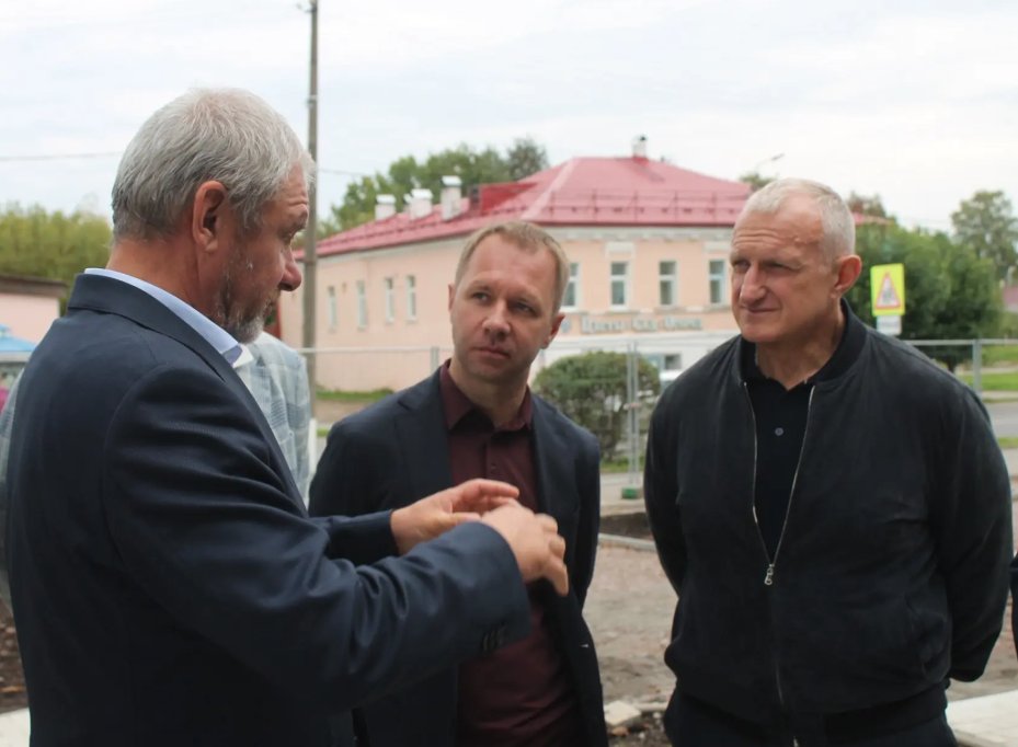 Депутат Госдумы Сергей Петров и вице-губернатор Ленобласти Денис Седов посетили Тихвин с рабочей поездкой - Они проинспектировали ход строительных работ, пообщались с трудовыми коллективами и открыли новый об