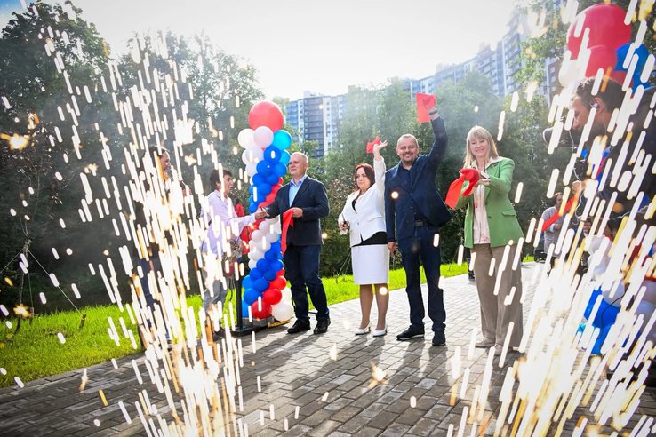 В Мурино открыли два благоустроенных пространства к 277-летию города - В Мурино в честь 277-летия города открылись два новых общественных пространства: первый этап набереж