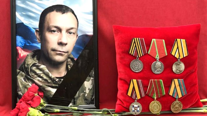В Тихвине простились с участником СВО Ильей Зимаковым - Жители Тихвина проводили в последний путь земляка. Военнослужащий был отмечен множеством наград за б