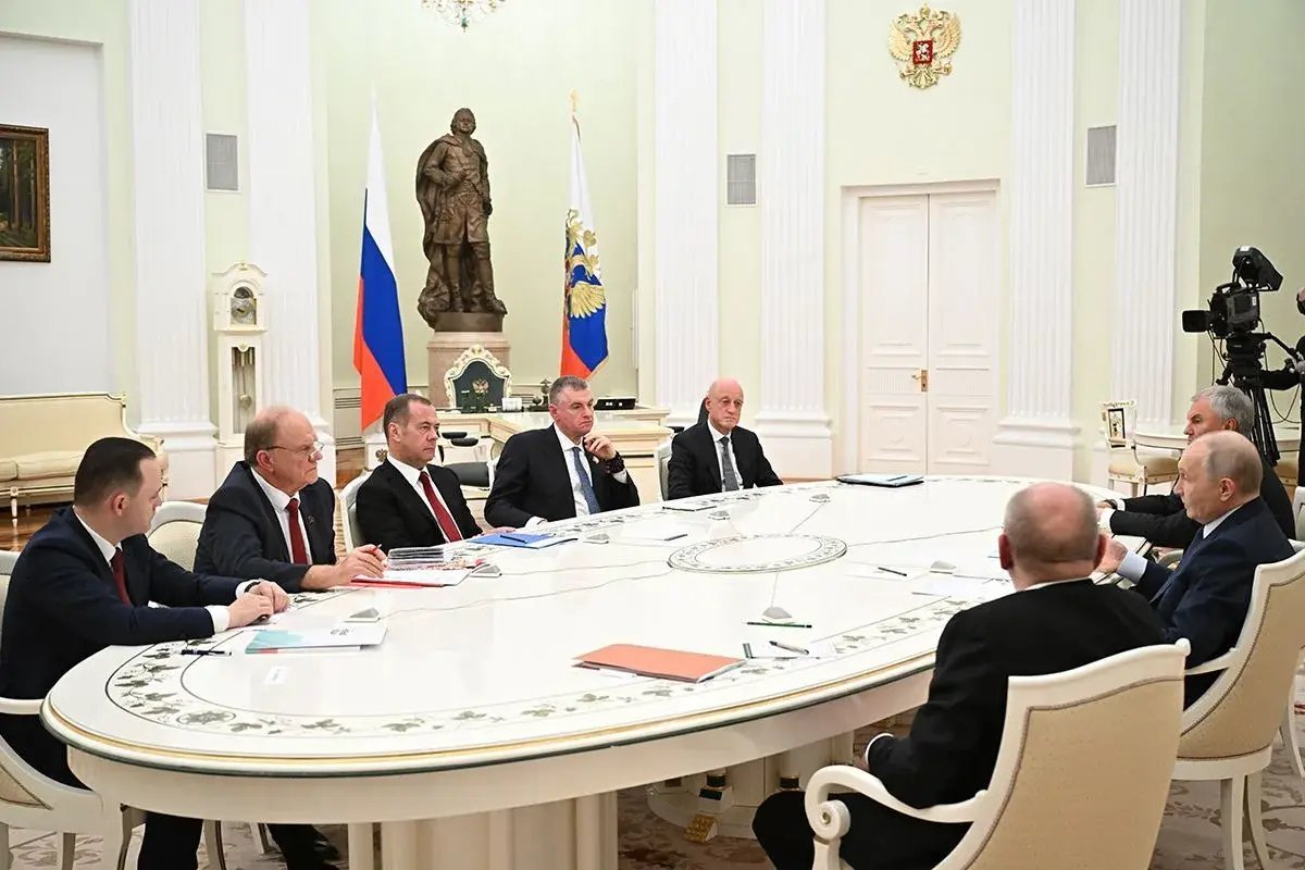 Путин: «Единая Россия» никогда не отличалась популизмом - Президент выразил уверенность, что «Единая Россия», как и прежде, выстроит товарищеское и партнерско