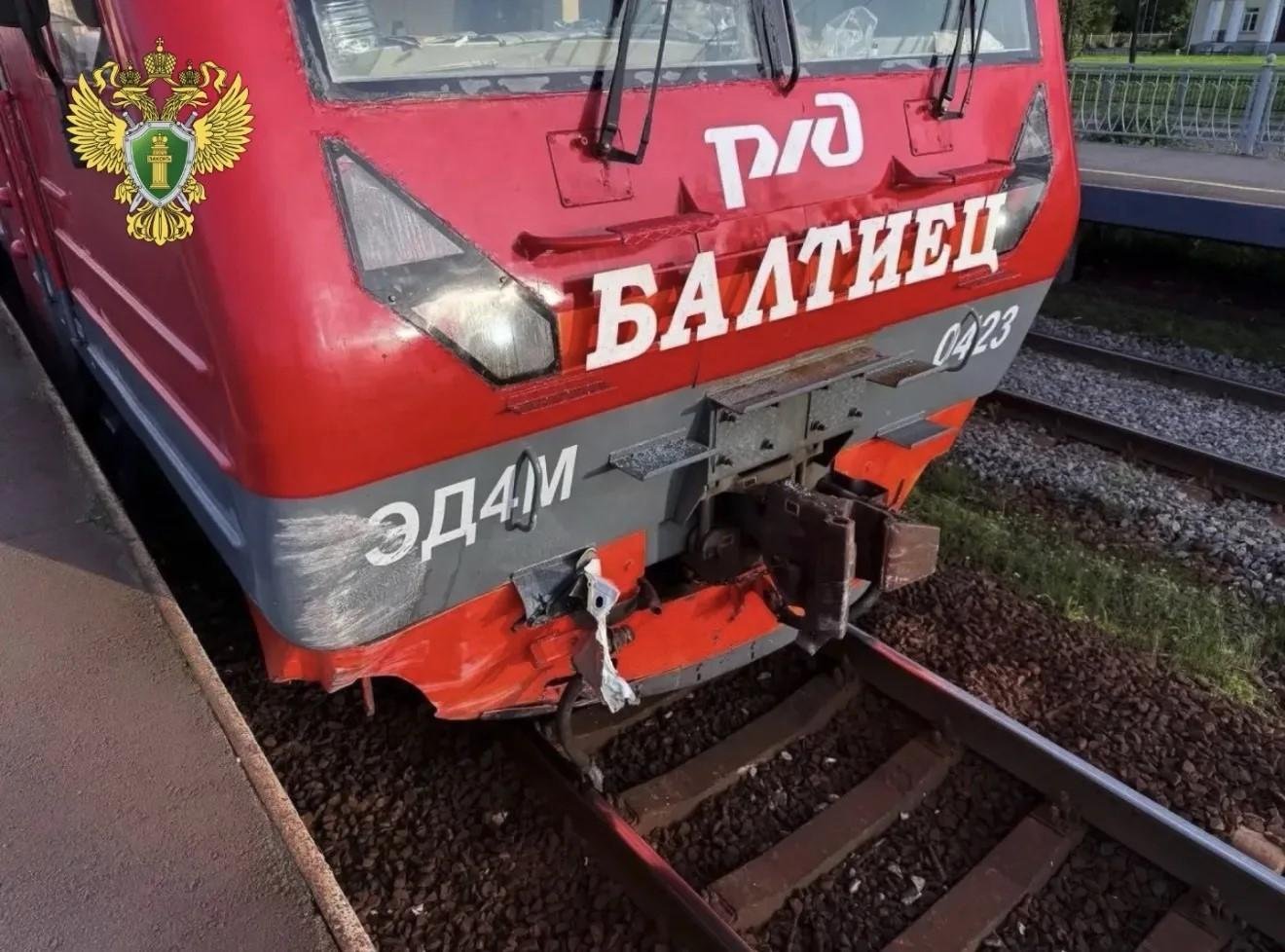 Электричка протаранила выехавшую на пути машину в Петербурге - Машинист электрички применил экстренное торможение, но избежать столкновения не получилось.