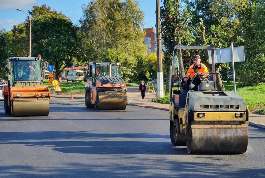 В Выборге продолжается дорожный ремонт на улице Батарейной - Дорожники приступили к укладке нового асфальта.