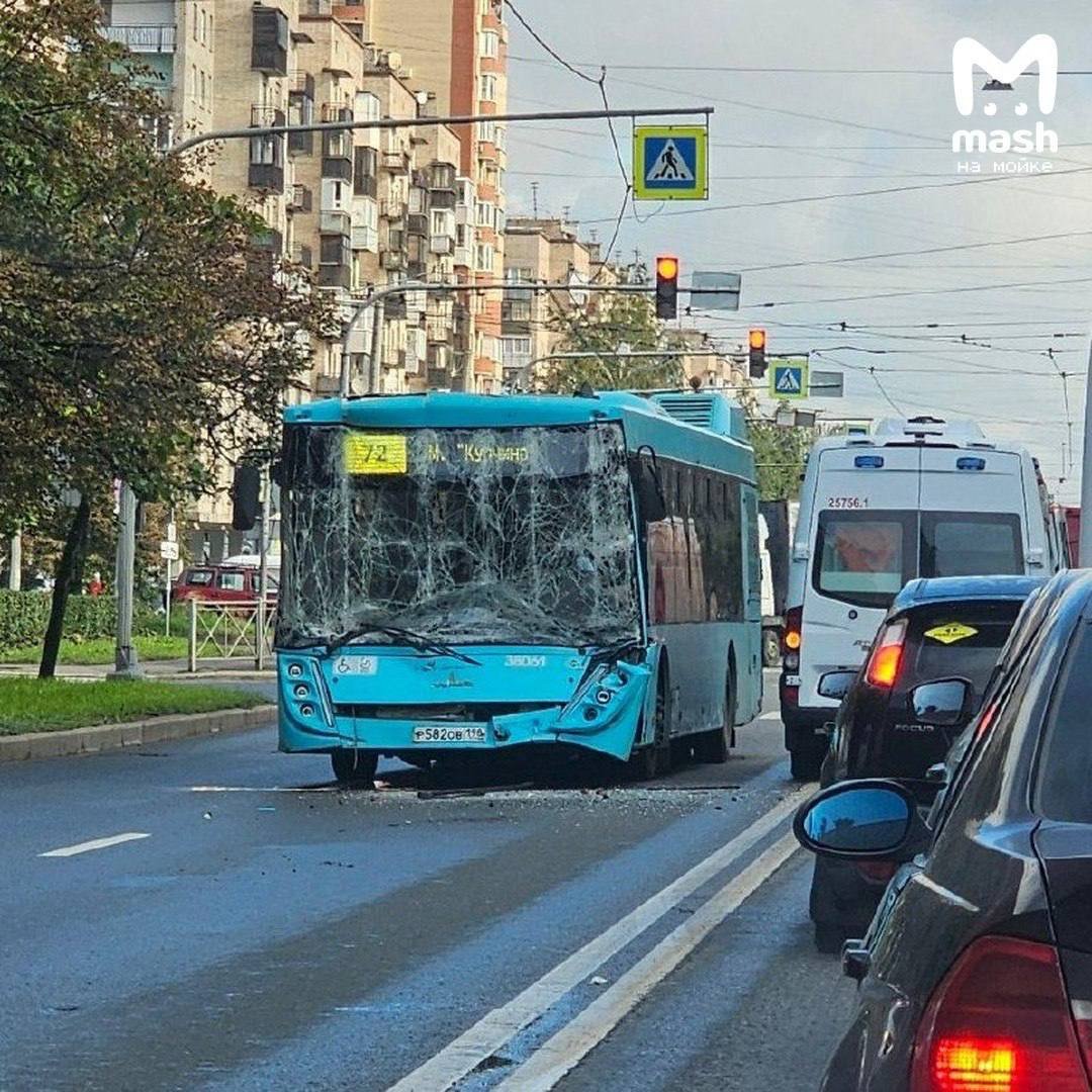 Четыре человека пострадали в ДТП с автобусом и КамАЗом в Петербурге - Всех увезли в больницу.