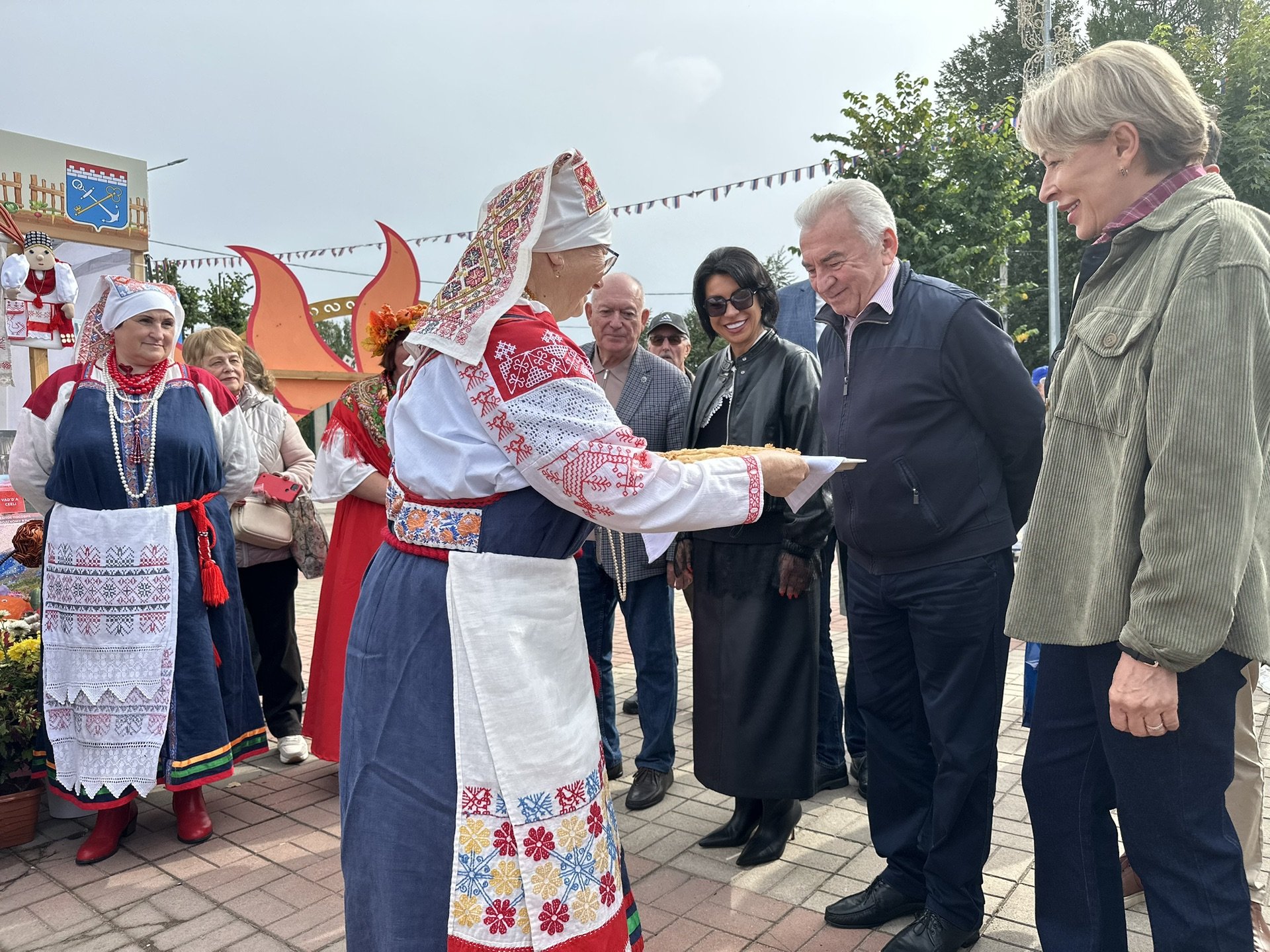 В Лодейном Поле прошел финал конкурса «Ветеранское подворье — 2026» - 5 сентября Петровская площадь в Лодейном Поле превратилась в настоящий город-сад. Здесь состоялся фи