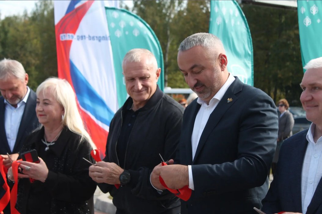 Депутат Госдумы Сергей Петров и вице-губернатор Ленобласти Денис Седов посетили Тихвин с рабочей поездкой - Они проинспектировали ход строительных работ, пообщались с трудовыми коллективами и открыли новый об