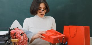 Юрист рассказал, чем отличается подарок учителю от взятки