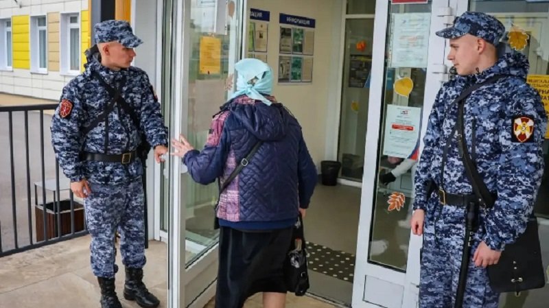 Росгвардеец помог пенсионеру, которому стало плохо на избирательном участке в Лебяжье - Мужчине в возрасте 82 лет стало плохо 20 сентября на избирательном участке в поселке Лебяжье Ломонос