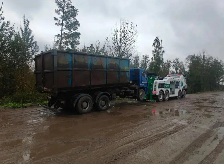 В Ломоносовском районе изъяли грузовик у организаторов незаконной свалки - Госэконадзор пресек очередной нелегальный сброс отходов.