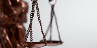 Бывшего полицейского и его сообщника осудили за взятку в 10 млн рублей в Петербурге