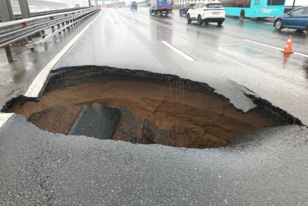 Огромный провал асфальта произошел на КАД под Мурино - На месте ЧП работают аварийные службы, в районе провала уже скопилась многокилометровая пробка.