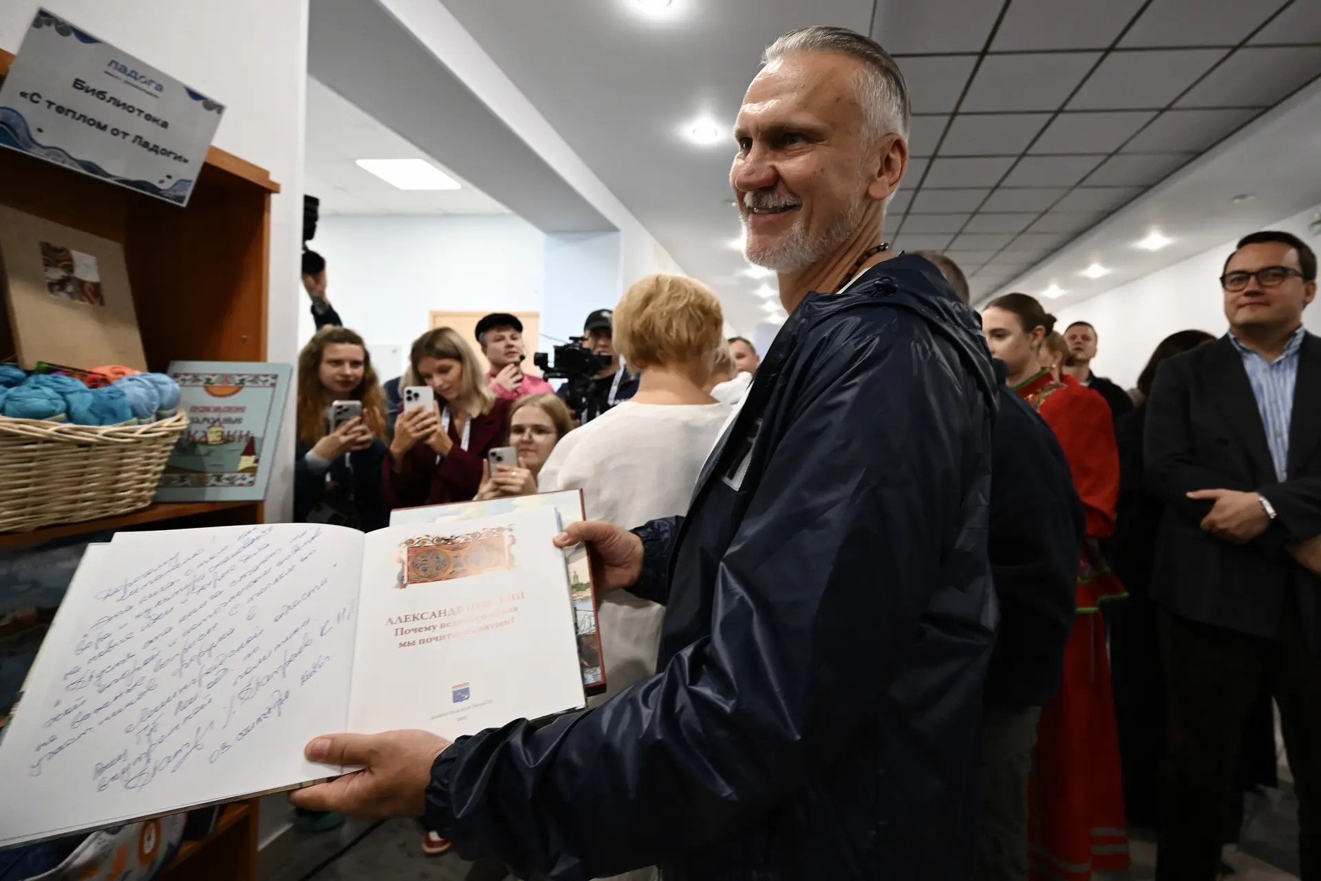 На форуме «Ладога» собрали книги для библиотеки в Лужском районе - На молодёжном форуме «Ладога» прошла благотворительная акция «С теплом от Ладоги». Гости и участники
