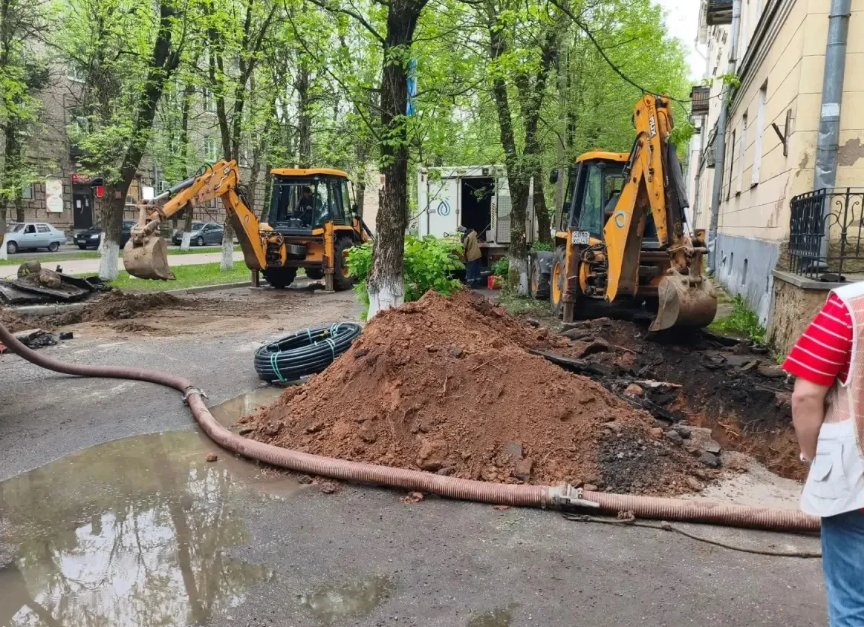 В Волховском районе готовят коммунальные сети к холодам - Работы выполняют специалисты "Леноблводоканал".