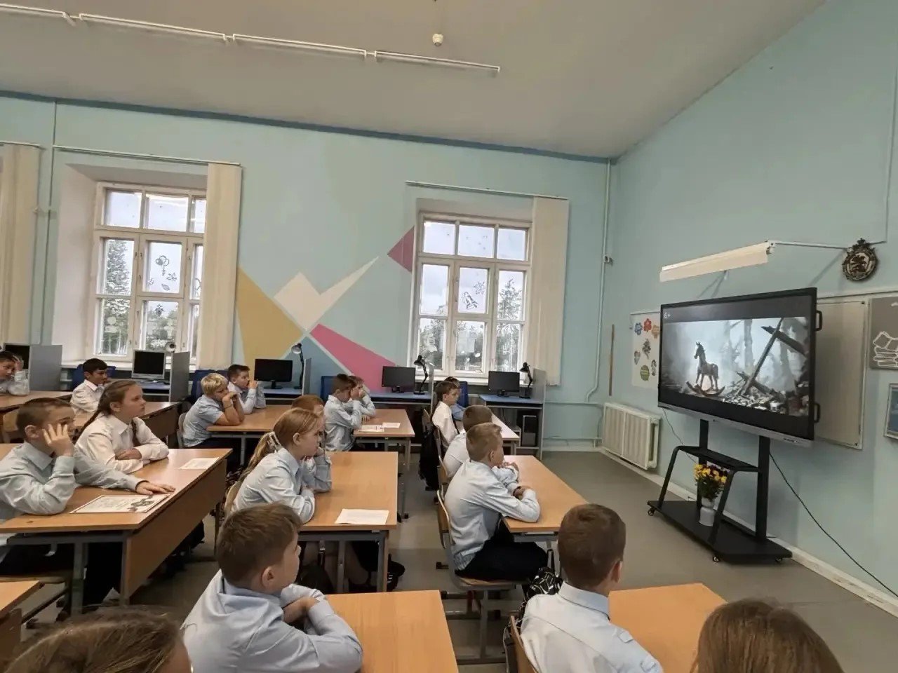 В школах Ленинградской области начались занятия по обновлённому курсу «Разговоры о важном» - Первые уроки прошли в школах и колледжах 47 региона. Теперь для учеников 6–11-х классов и студентов 
