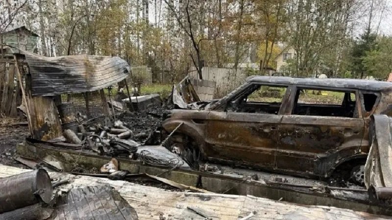 Мужчина поджег гараж соседа вместе с иномаркой во Всеволожском районе - Вечером 11 октября в Мурино Всеволожского района сгорели гараж и находившийся внутри автомобиль Kia