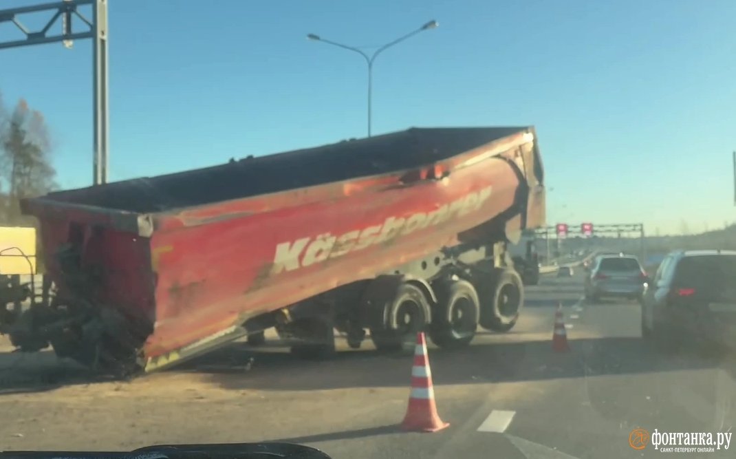 Груженный песком прицеп оторвался от самосвала на «Сортавале» — фото - В районе ДТП собираются пробки.