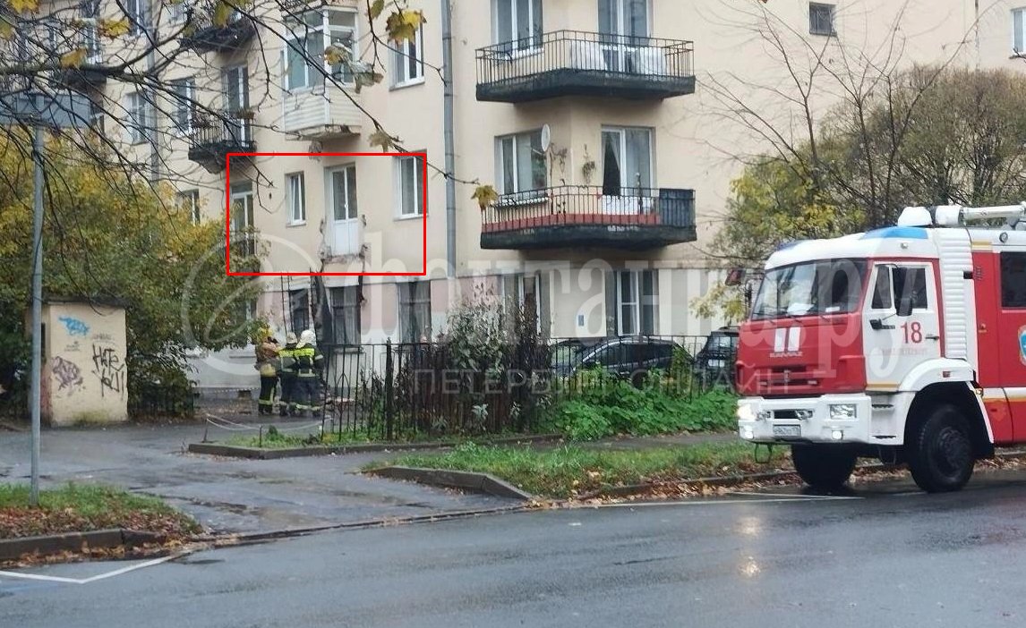 Балкон жилого дома рухнул на 21-й линии Васильевского острова в Петербурге - На месте происшествия уже работают экстренные службы.
