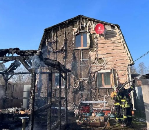 Женщину и её полуторагодовалого ребёнка спасли из горящего дома в Кировском районе