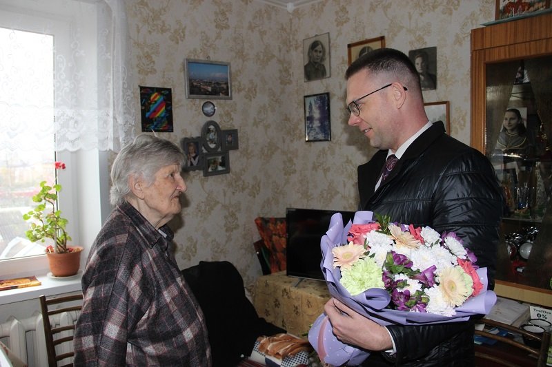 Блокадницу и ветерана труда поздравили с 92-летием в Лодейном Поле - Жительница Лодейного Поля Клавдия Бутакова, пережившая блокаду Ленинграда и посвятившая 46 лет педаг