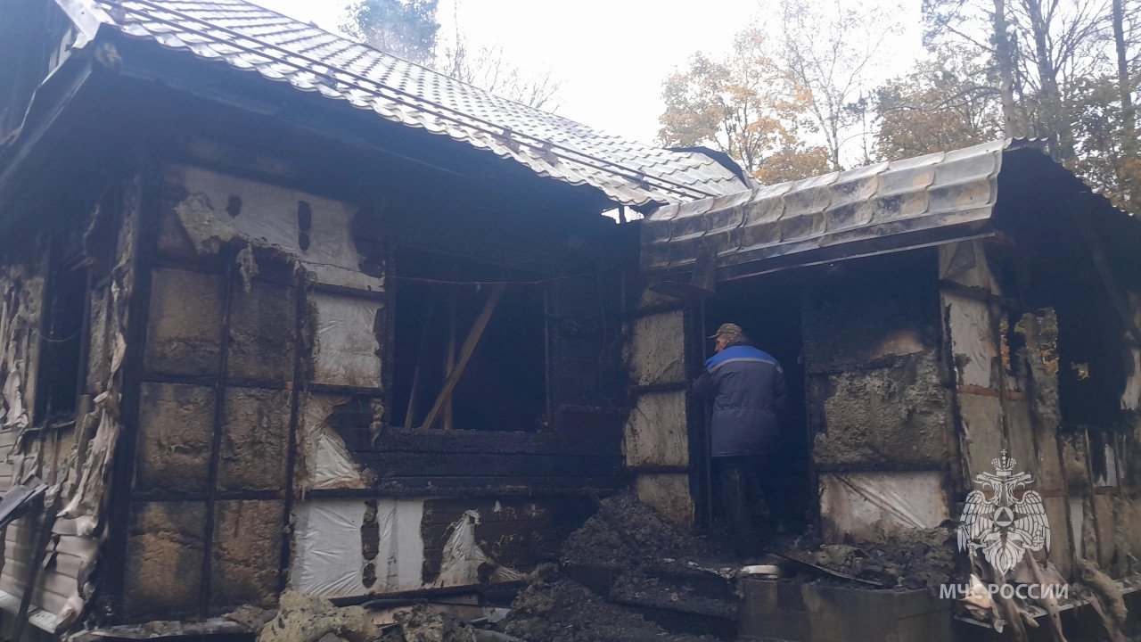 Пенсионер погиб при пожаре в частном доме в Горьковском - Причины возгорания и обстоятельства гибели мужчины устанавливаются.