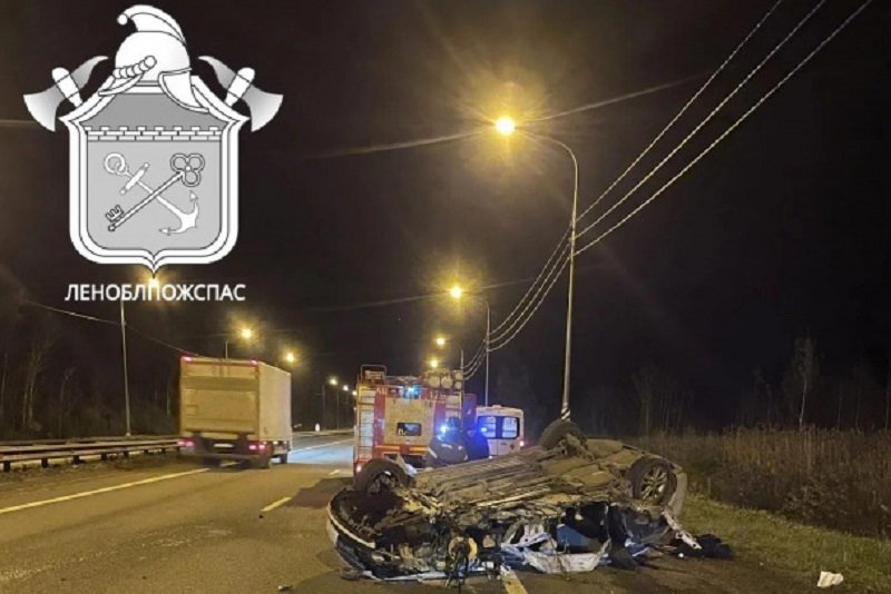 Иномарка врезалась в столб и перевернулась на крышу на трассе «Кола» в Кировском районе - В ночь на 16 октября около 01:30 на 70-м километре трассы Р-21 «Кола» в Кировском районе автомобиль 
