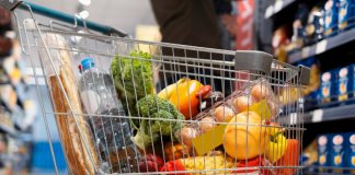 Аналитики назвали самые подешевевшие в России продукты с начала года