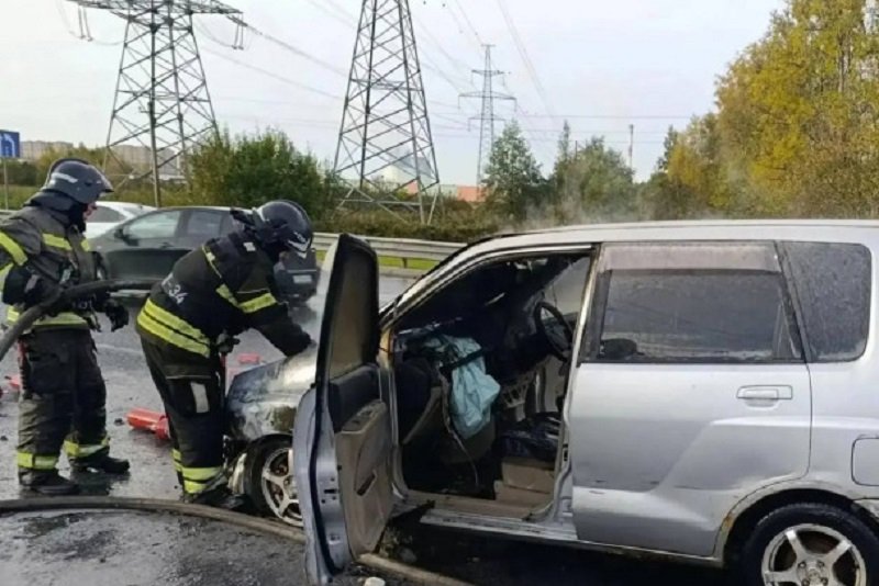 Иномарка загорелась прямо во время движения во Всеволожском районе - Утром 5 октября на 53-м километре внутреннего кольца КАД в Свердловском поселении Всеволожского райо