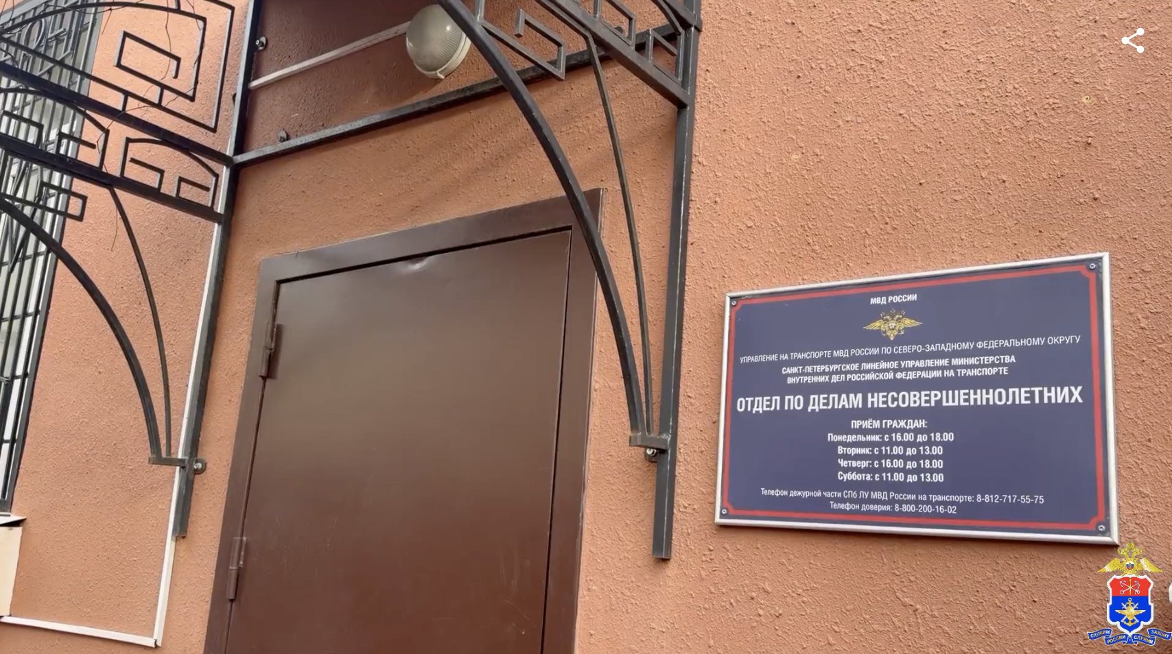 В Петербурге поймали двух школьниц-зацеперов, катавшихся снаружи скоростного поезда - Девочки рассказали, что ради острых ощущений катались на электричках и грузовых поездах в разных нап