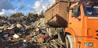 В промзоне "Уткина заводь" снова поймали мусоровоз с экскаватором: возбудили пять дел