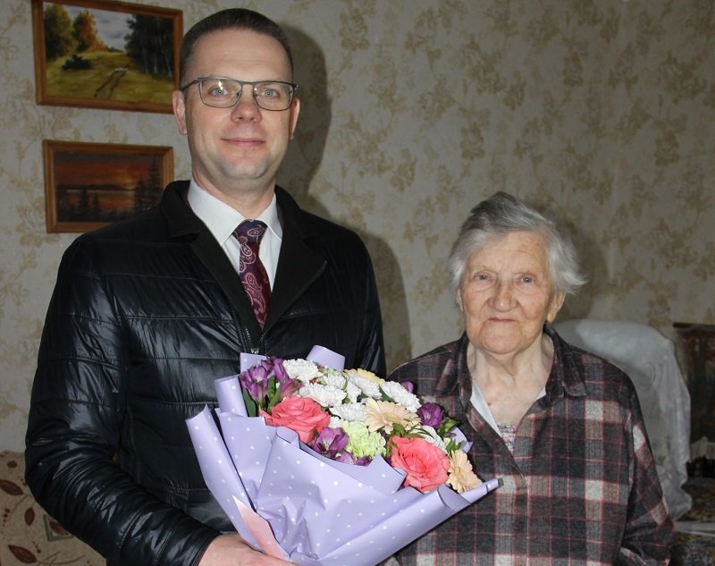 Блокадницу и ветерана труда поздравили с 92-летием в Лодейном Поле - Жительница Лодейного Поля Клавдия Бутакова, пережившая блокаду Ленинграда и посвятившая 46 лет педаг