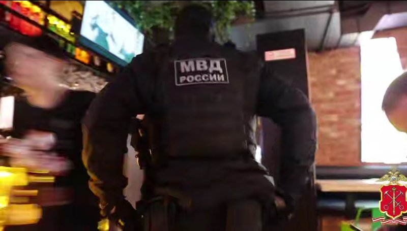 Драки, грабежи и жалобы на шум: полиция проверила сеть баров в Петербурге - Всего правоохранители проверили 317 человек, включая сотрудников заведений и посетителей.