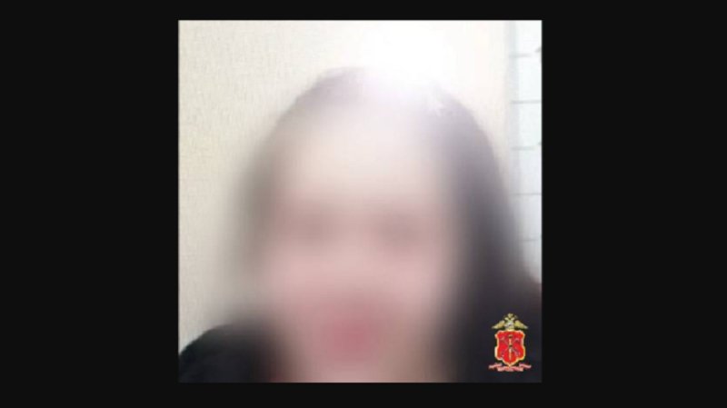 Женщина угрожала сразу двумя ножами 18-летней кассирше в Киришах - Ранее судимая 28-летняя женщина устроила скандал и угрожала двумя ножами 18-летней продавщице 17 окт