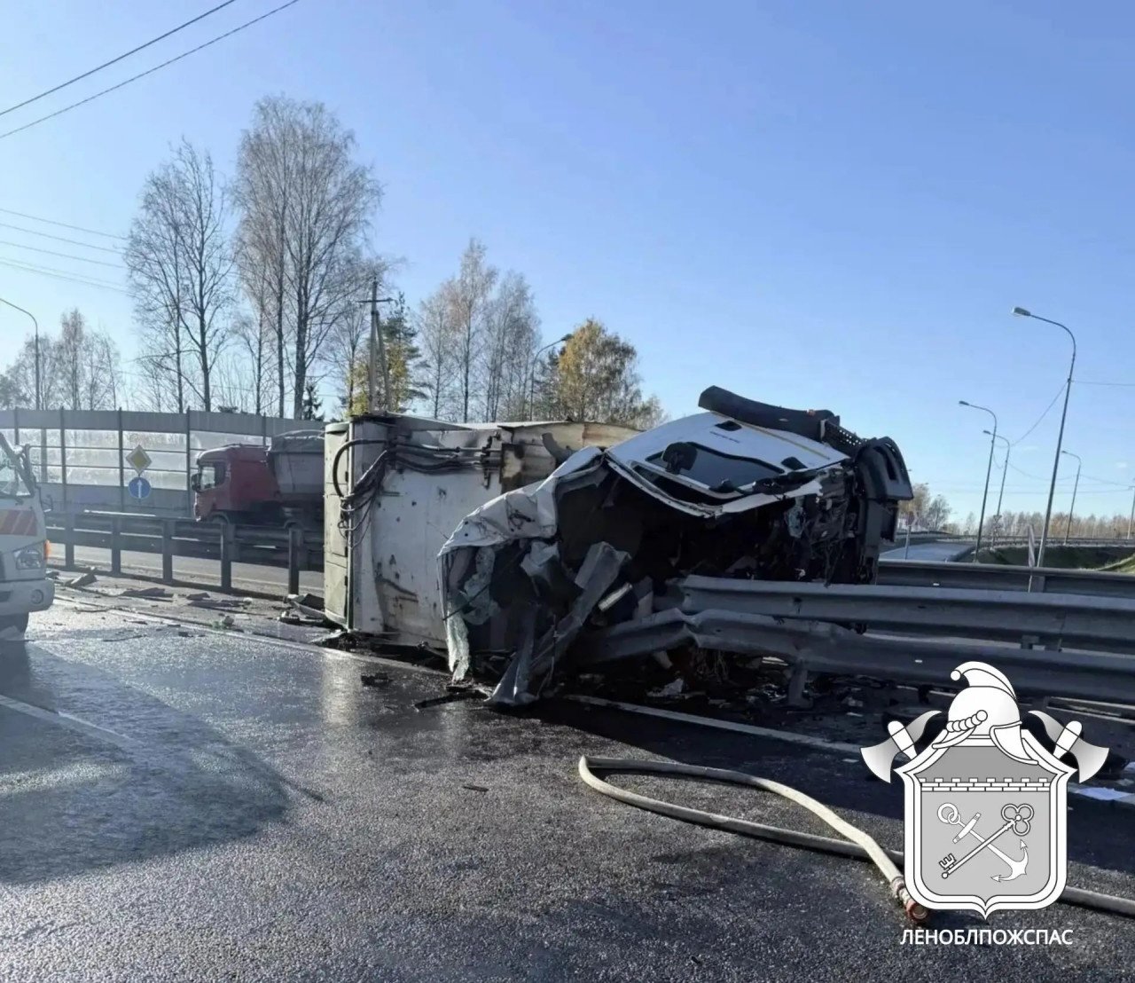 На трассе «Сортавала» мусоровоз перевернулся после столкновения с легковушкой — водитель погиб - Водитель легкового автомобиля не пострадал.